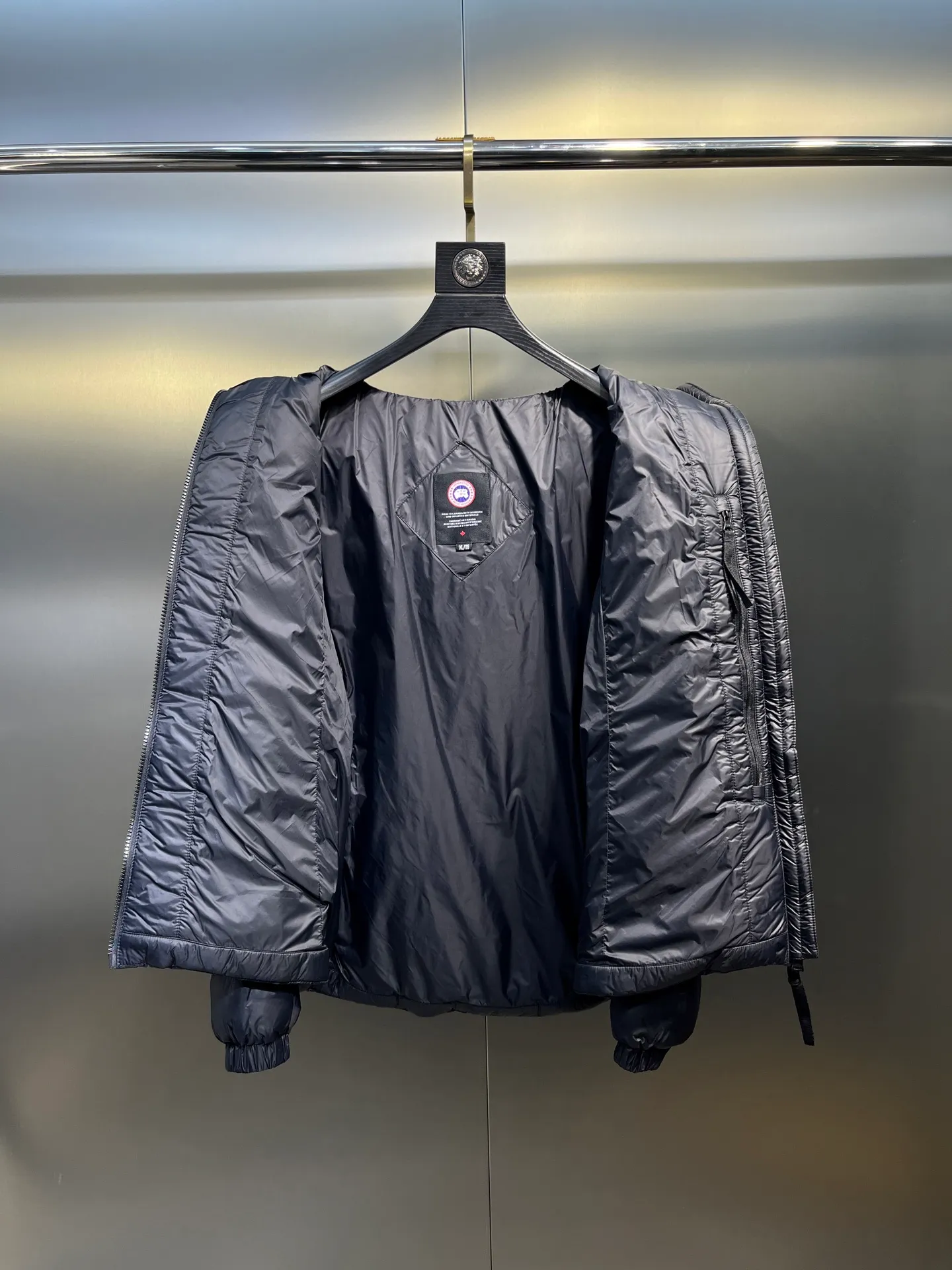P1100 Highest quality 🌟Canada Goose E62 model 2220LB Abbott Hoody women's short and light down jacket S If you want to do business for a long time, you have to choose the original high-quality goose down for your down jacket. Expensive is not necessarily right, but there is a reason to be expensive. Cheap is not necessarily wrong, but there is a certain risk. Without cost support, there is no quality assurance. Expensive things are good at everything except being expensive; cheap things are good at nothing except being cheap size: s-xl